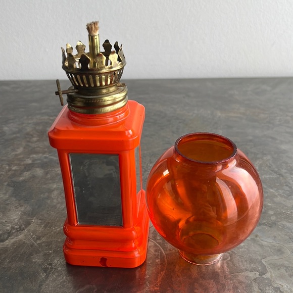 Orange painted glass oil lamp with mirrors - Picture 3 of 17